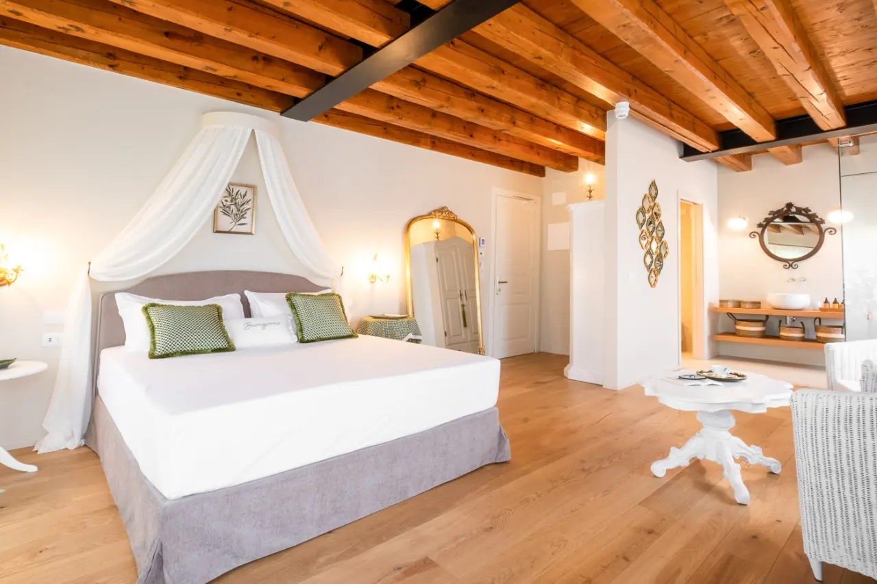 Villa Giulia Relais & Spa in Jesolo – Komfortables Doppelzimmer mit Holzbalken und Baldachin | Wellnesshotel Venetien