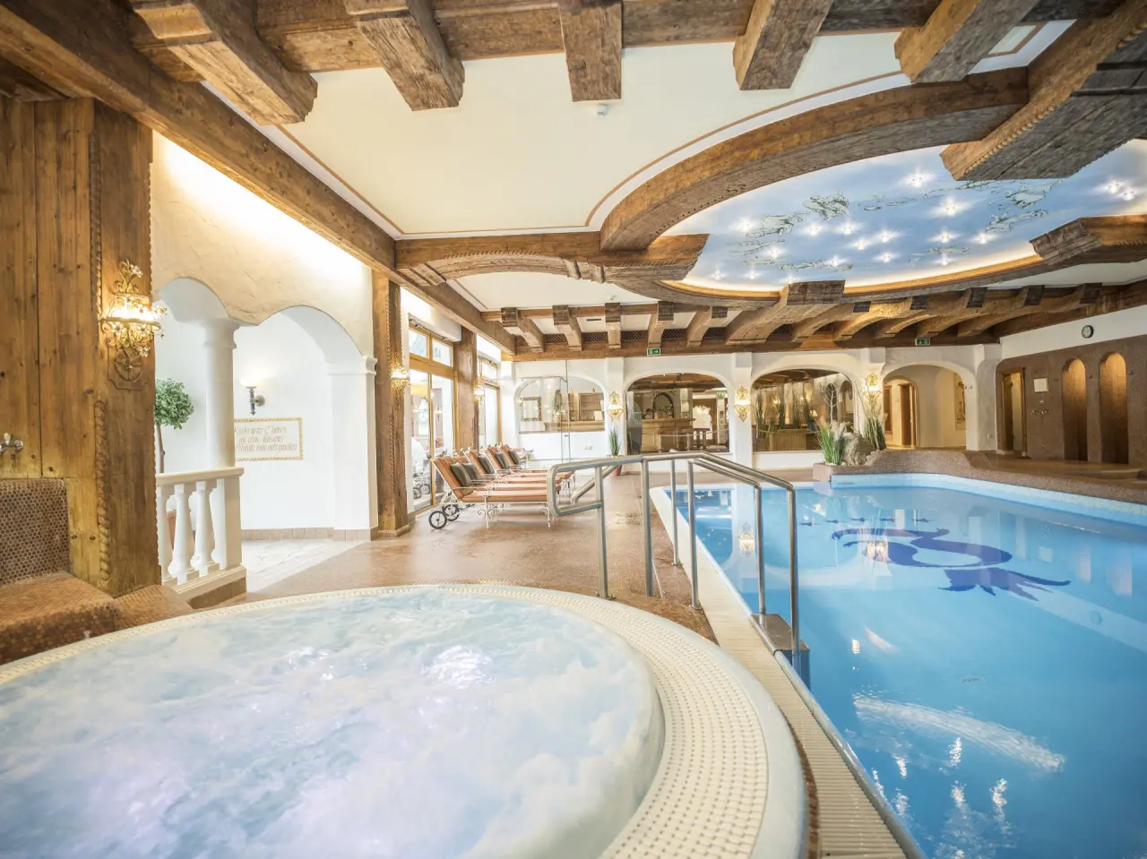 Hotel Der Lärchenhof in Erpfendorf – Innenpool mit Whirlpool und gemütlichen Liegebereichen | Wellnesshotel Tirol