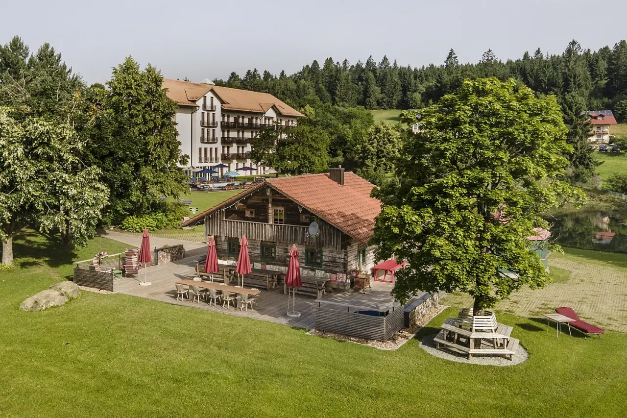 Berghotel Maibrunn in St. Englmar – Gesamtansicht des Hotels mit Garten und Restaurant | Wellnesshotel Bayerischer Wald
