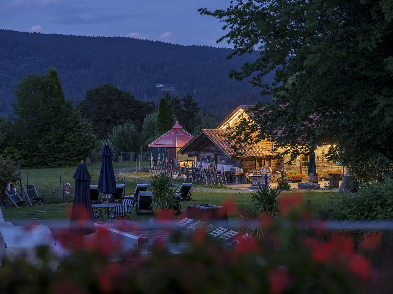 Berghotel Maibrunn in St. Englmar – Beleuchtetes Hüttenrestaurant im Abendlicht | Wellnesshotel Bayerischer Wald