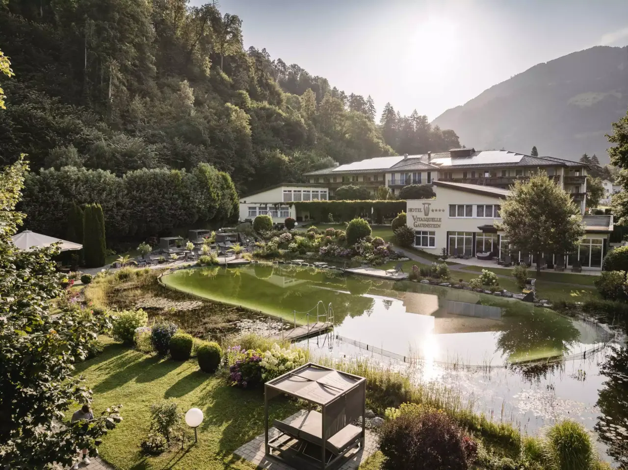 Vitalquelle Montafon in Schruns – Hotelgebäude mit Naturpool und Gartenanlage | Wellnesshotel Montafon