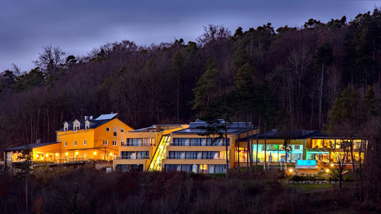 Wellnesshotel Schönblick in Eichstätt – Beleuchtete Außenansicht des Hotels bei Nacht | Wellnesshotel Altmühltal
