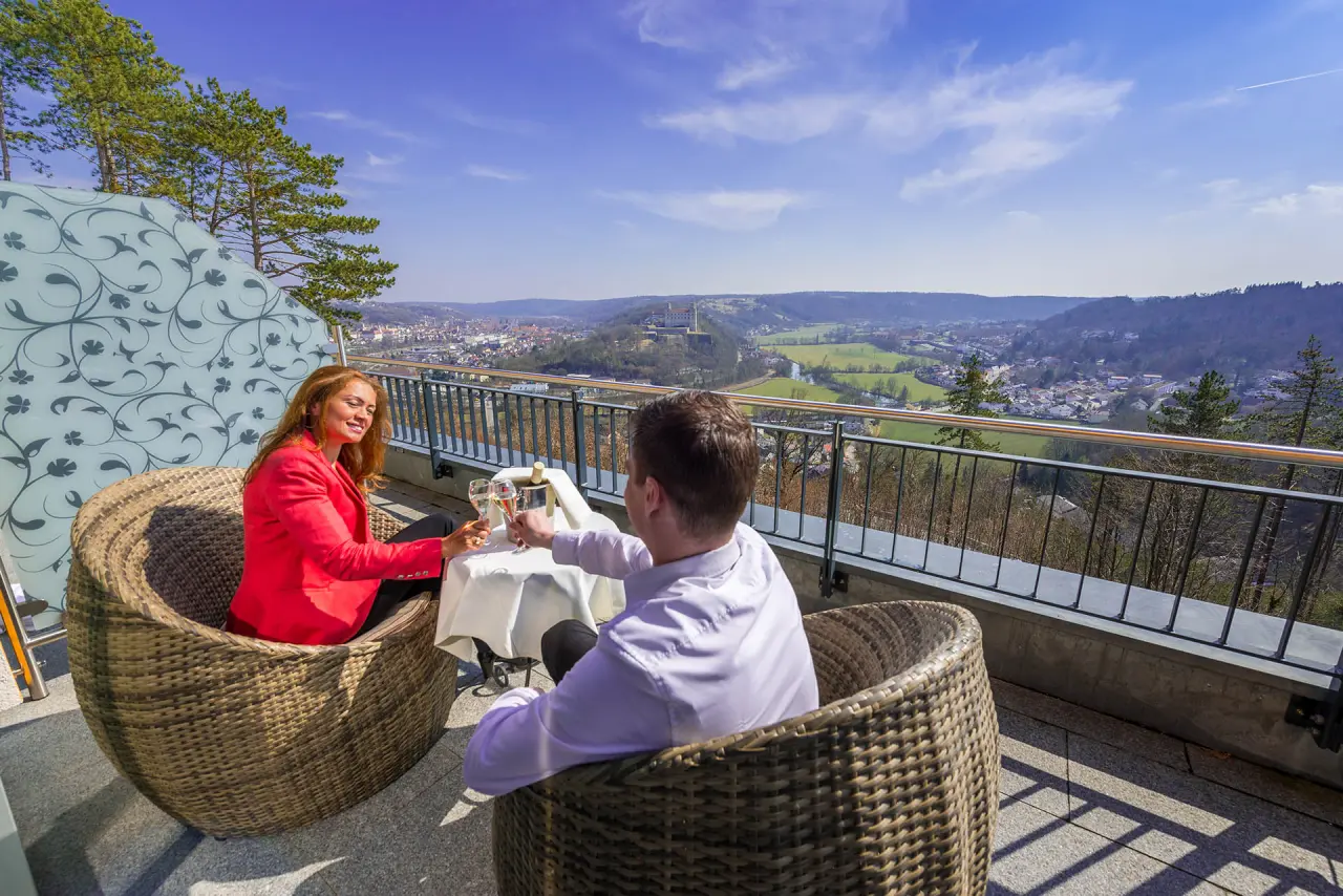 Wellnesshotel Schönblick in Eichstätt – Paar auf der Terrasse mit Panoramablick | Wellnesshotel Altmühltal