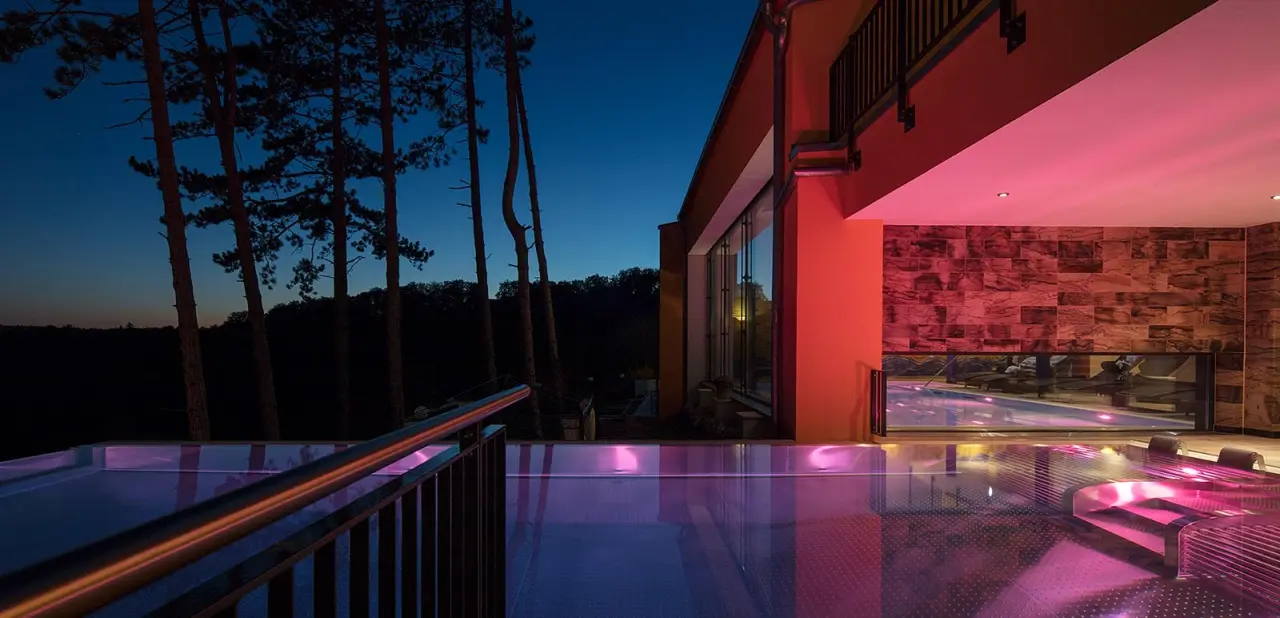 Wellnesshotel Schönblick in Eichstätt – Beleuchteter Innenpoolbereich am Abend | Wellnesshotel Altmühltal