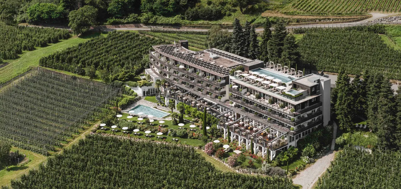 Giardino Marling in Marling – Luftbild des Hotels inmitten von Weinbergen | Wellnesshotel Südtirol