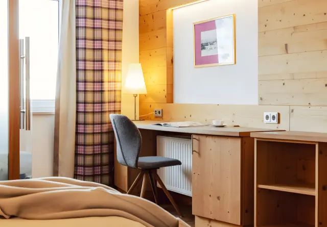 Hotel Römerhof in Obertauern – Funktionaler Schreibtischbereich im gemütlichen Hotelzimmer | Wellnesshotel Obertauern