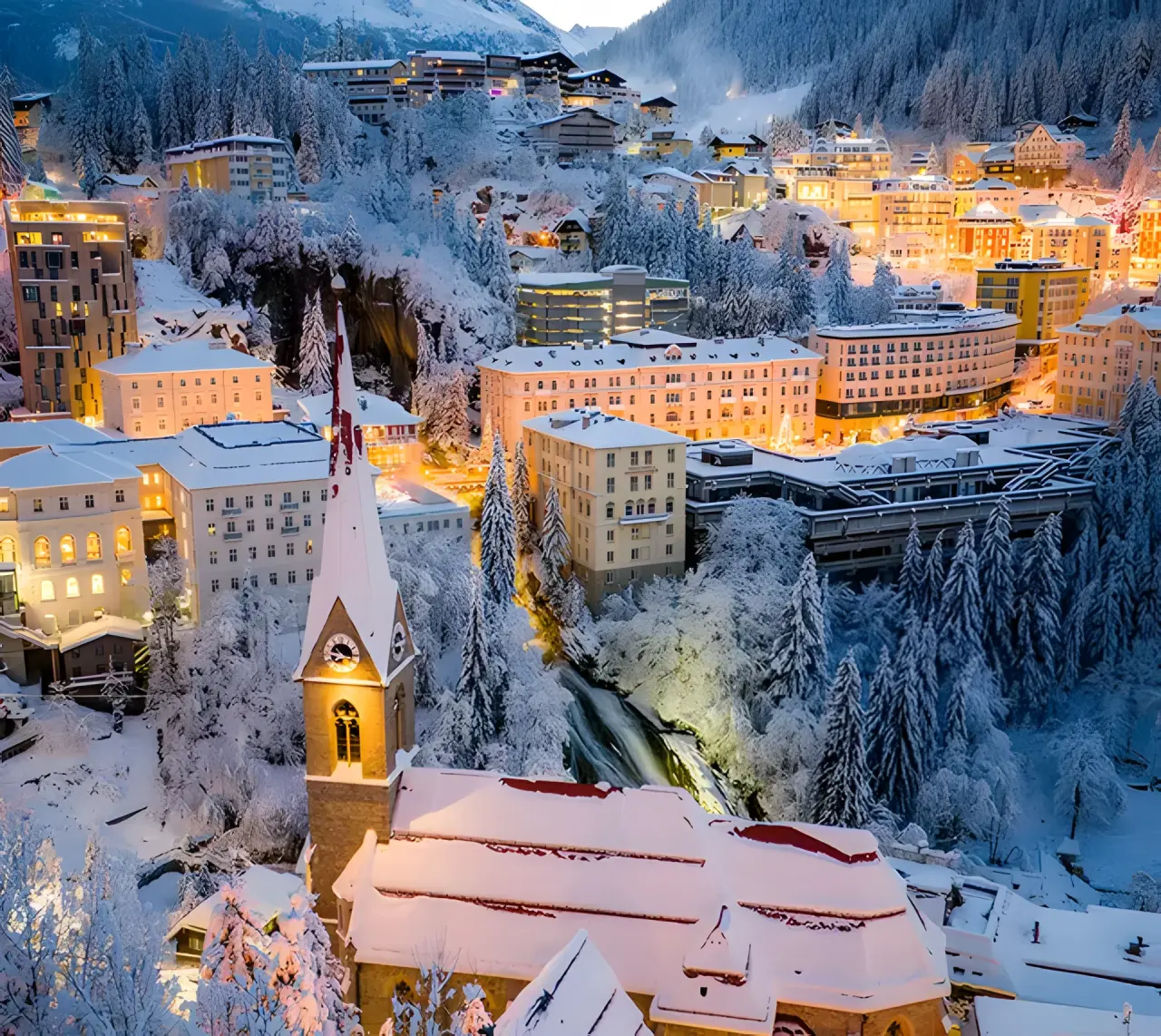 EUROPÄISCHER HOF Aktivhotel & Spa in Bad Gastein – Winterliche Ortsansicht bei Nacht mit beleuchteter Kirche | Wellnesshotel Salzburger Land