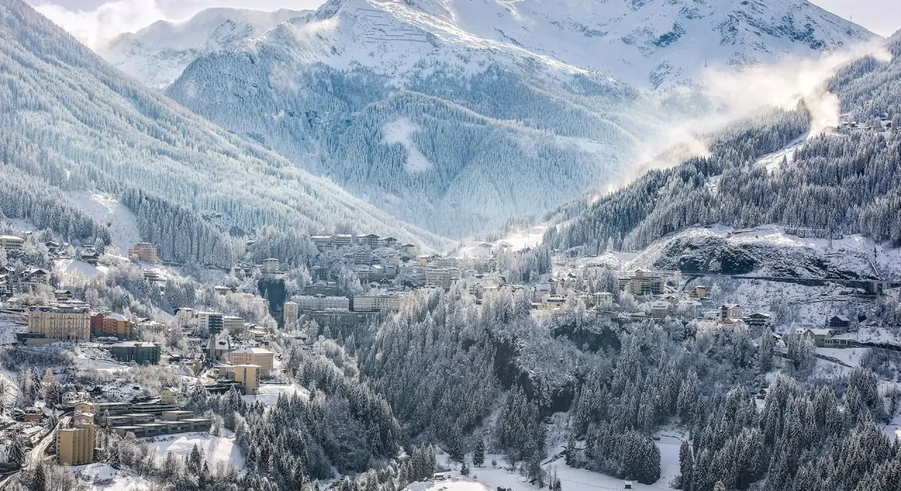 EUROPÄISCHER HOF Aktivhotel & Spa in Bad Gastein – Winterlandschaft mit Ort im verschneiten Gasteinertal | Wellnesshotel Salzburger Land