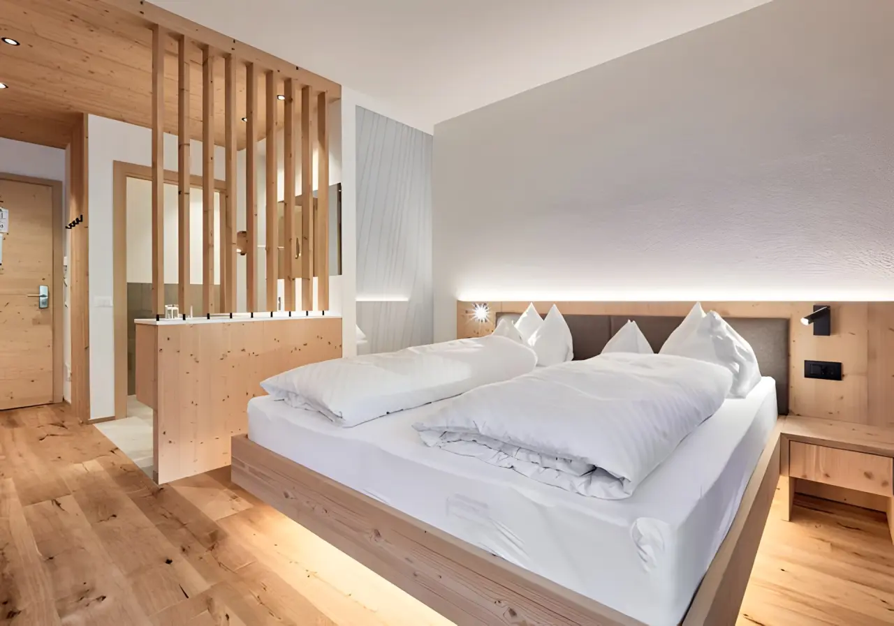 Hotel Fischer in Brixen – Modernes Doppelzimmer mit Holzelementen und indirekter Beleuchtung | Wellnesshotel Südtirol