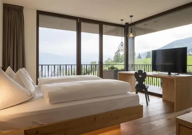 Hotel Fischer in Brixen – Komfortables Doppelzimmer mit Panoramablick auf die Berge | Wellnesshotel Südtirol