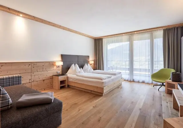 Hotel Fischer in Brixen – Geräumiges Doppelzimmer mit Sofa und Bergblick | Wellnesshotel Südtirol
