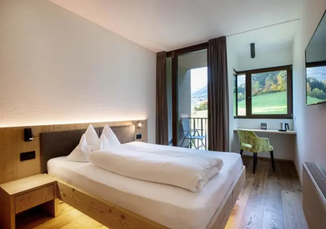Hotel Fischer in Brixen – Gemütliches Doppelzimmer mit Balkon und Schreibtisch | Wellnesshotel Südtirol