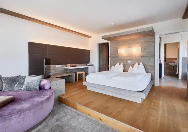 Hotel Fischer in Brixen – Elegantes Doppelzimmer mit modernem Design und runder Sitzgelegenheit | Wellnesshotel Südtirol