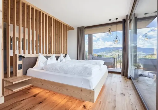 Hotel Fischer in Brixen – Helles Doppelzimmer mit Holzelementen und Panoramablick auf die Berge | Wellnesshotel Südtirol