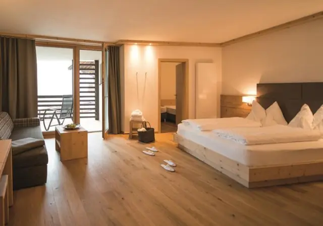Hotel Fischer in Brixen – Doppelzimmer mit Balkon und gemütlicher Sitzecke | Wellnesshotel Südtirol