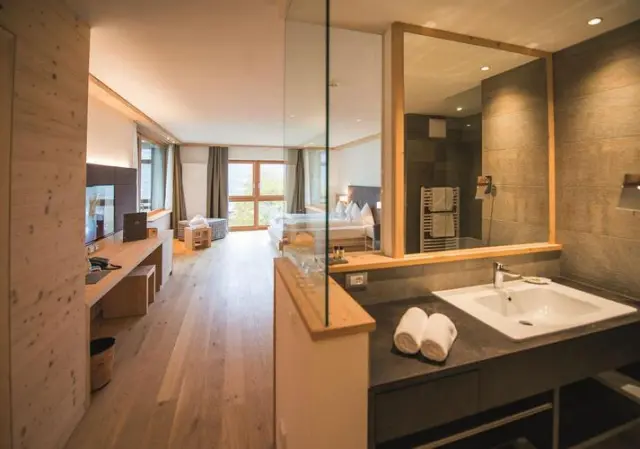 Hotel Fischer in Brixen – Modernes Badezimmer mit Blick auf das Doppelzimmer | Wellnesshotel Südtirol