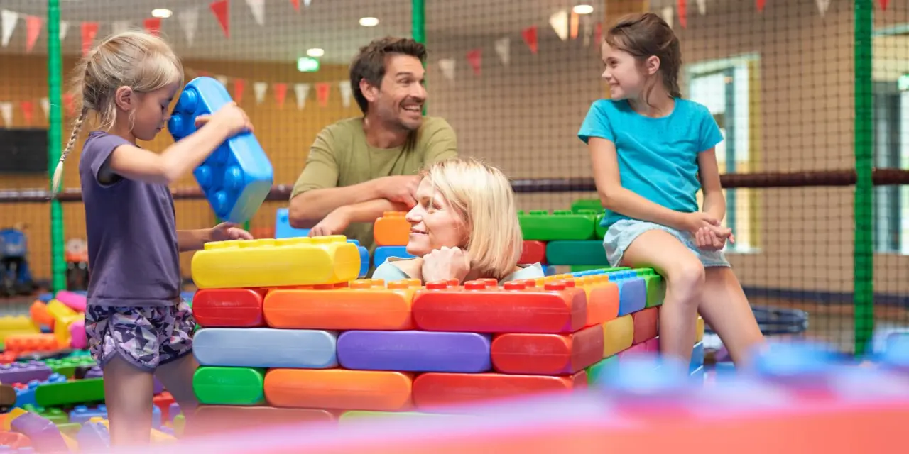 Familienhotel Schreinerhof in Schönberg – Familie spielt mit Bausteinen im Indoor-Spielbereich | Wellnesshotel Bayerischer Wald