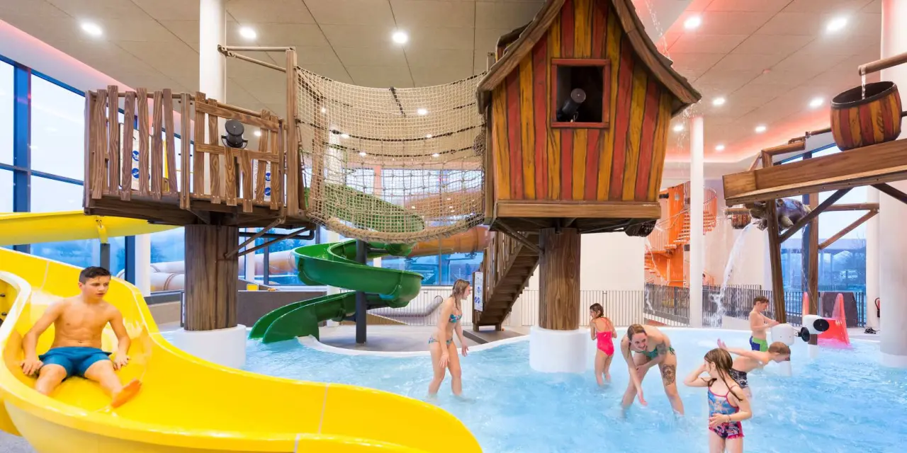 Familienhotel Schreinerhof in Schönberg – Indoor-Wasserpark mit Rutschen und Spielbereich für Kinder | Wellnesshotel Bayerischer Wald