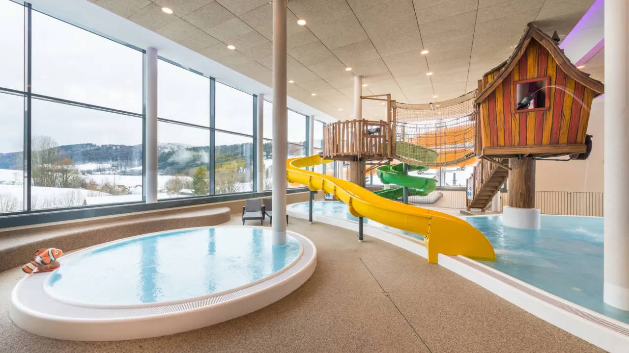 Familienhotel Schreinerhof in Schönberg – Indoor-Wasserpark mit Rutschen und Baumhaus | Wellnesshotel Bayerischer Wald