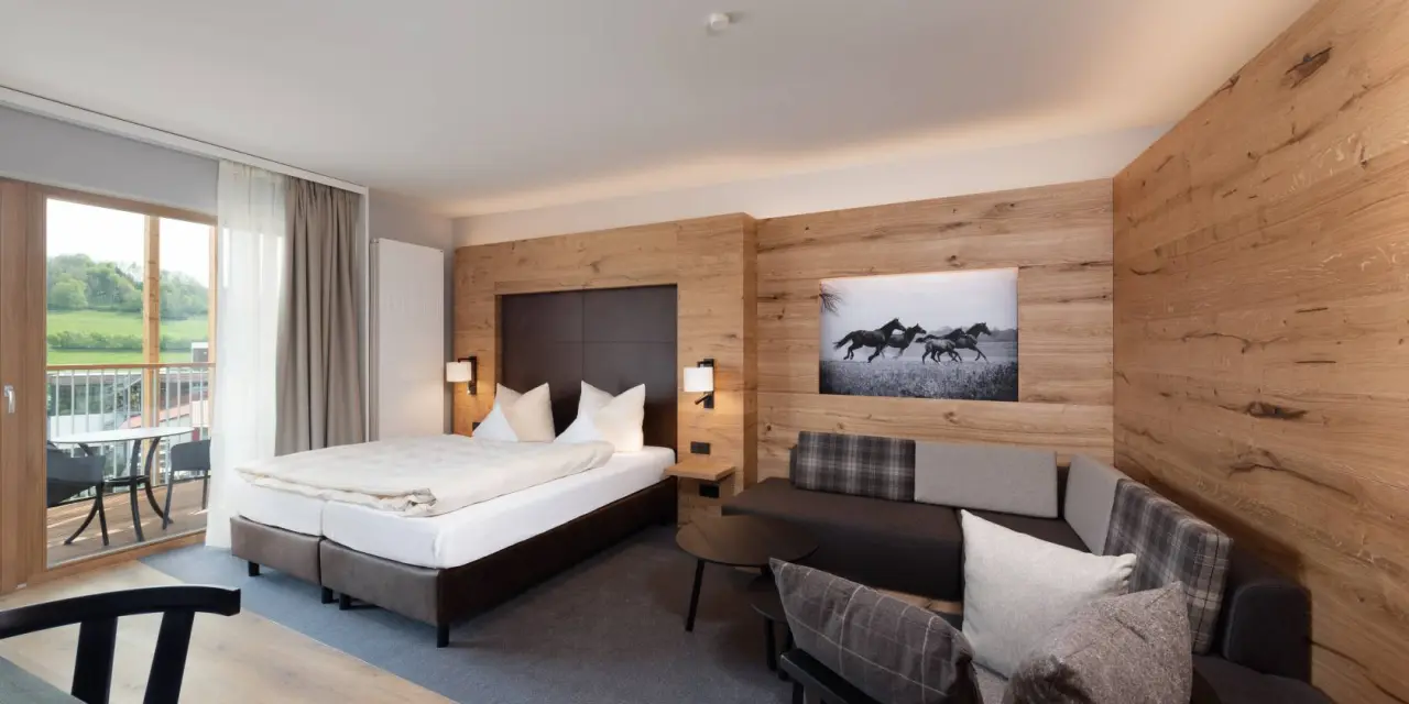 Familienhotel Schreinerhof in Schönberg – Modernes Hotelzimmer mit Balkon und Landschaftsblick | Wellnesshotel Bayerischer Wald