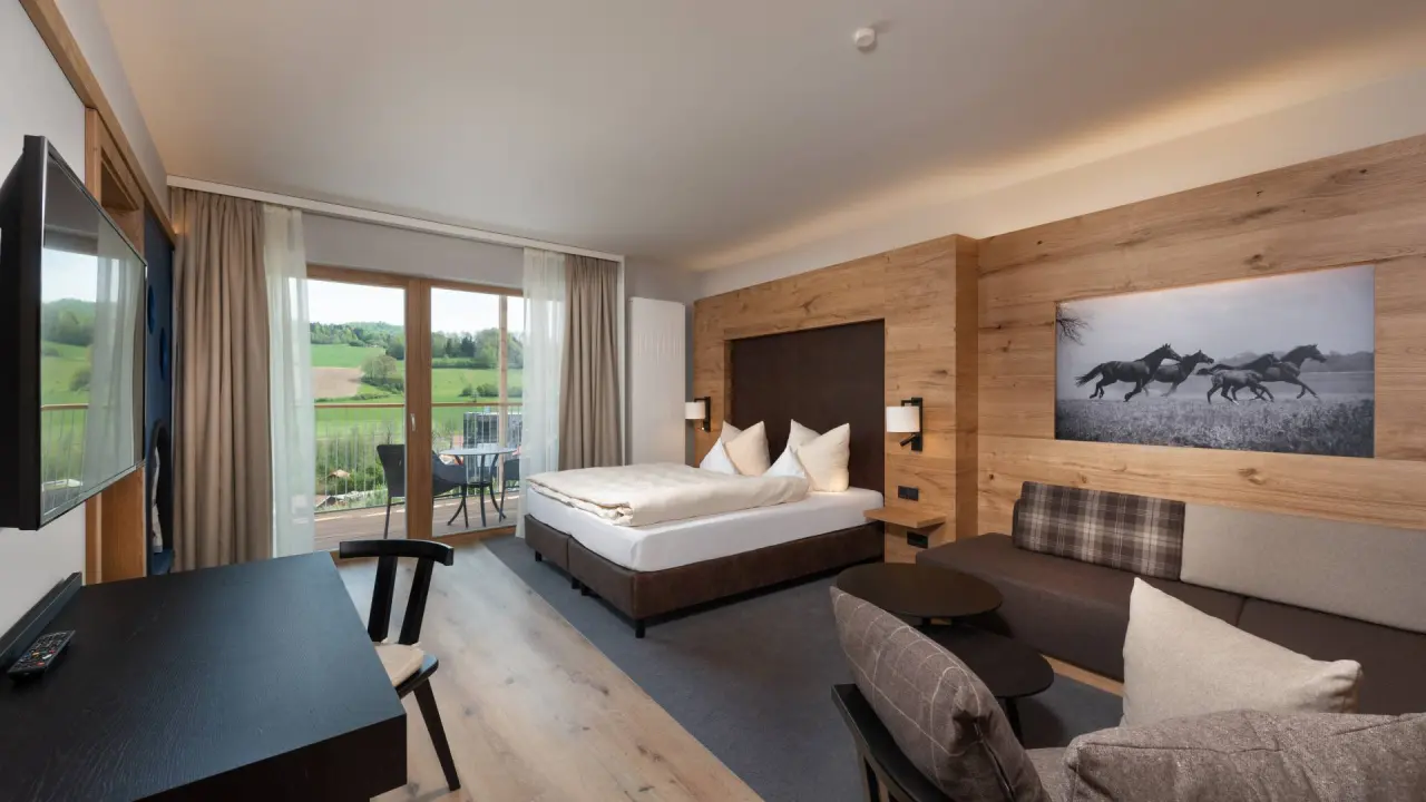 Familienhotel Schreinerhof in Schönberg – Komfortables Hotelzimmer mit Balkon und Landschaftsblick | Wellnesshotel Bayerischer Wald