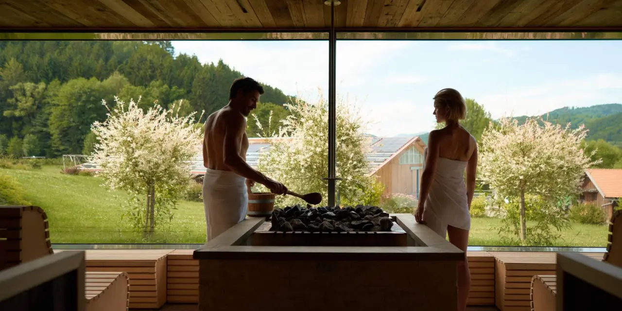 Familienhotel Schreinerhof in Schönberg – Panorama-Sauna mit Aufguss und Blick in die Natur | Wellnesshotel Bayerischer Wald
