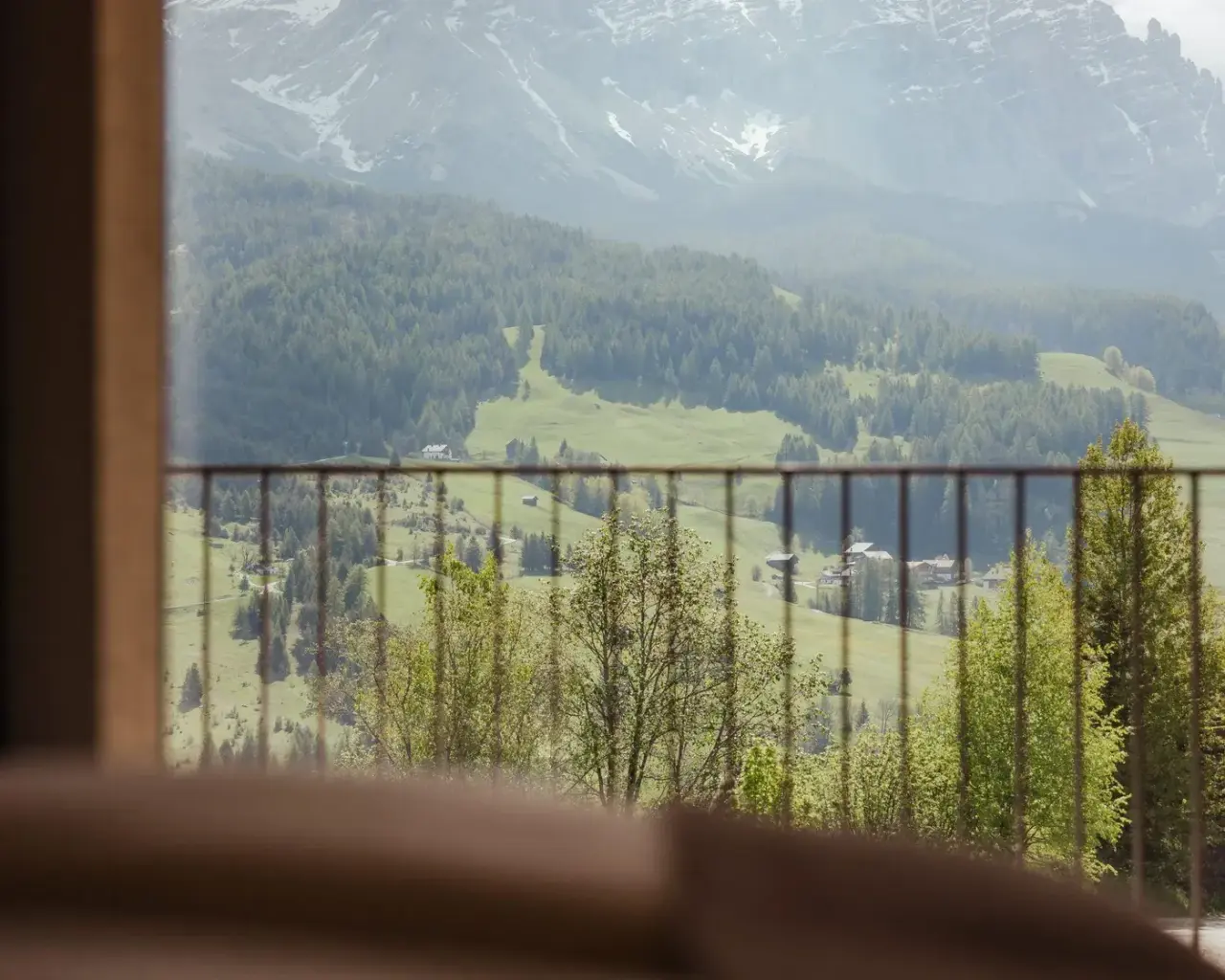 Hotel Restaurant Lëch da Sompunt in La Villa – Malerischer Ausblick auf die grünen Dolomitenberge vom Balkon | Wellnesshotel Dolomiten