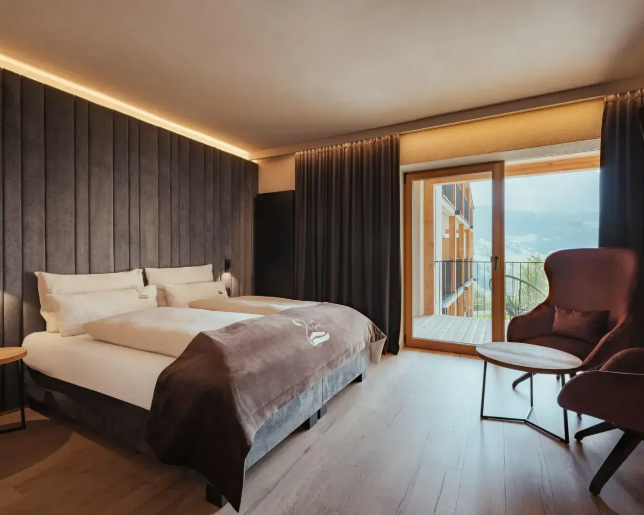 Hotel Restaurant Lëch da Sompunt in La Villa – Modernes Doppelzimmer mit Balkon und Bergblick | Wellnesshotel Dolomiten