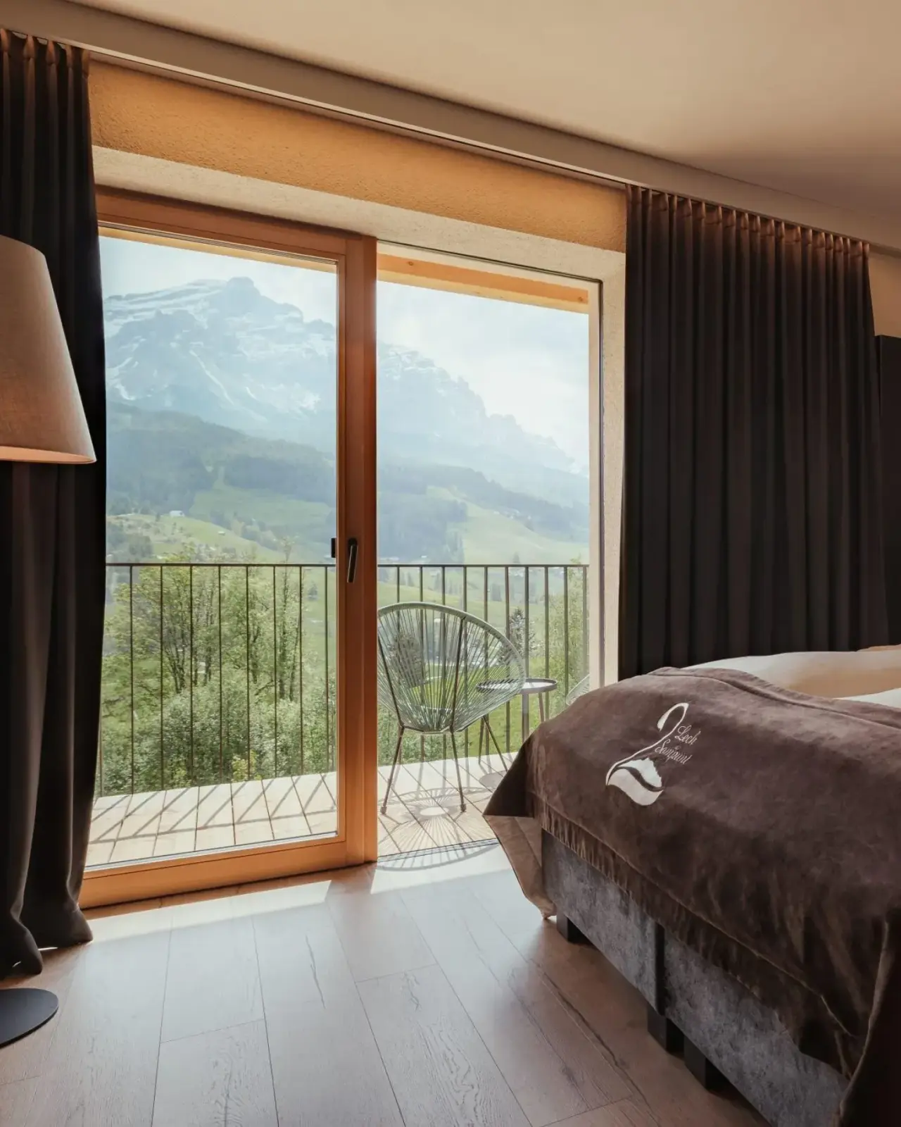 Hotel Restaurant Lëch da Sompunt in La Villa – Helles Doppelzimmer mit Balkon und beeindruckendem Dolomitenpanorama | Wellnesshotel Dolomiten
