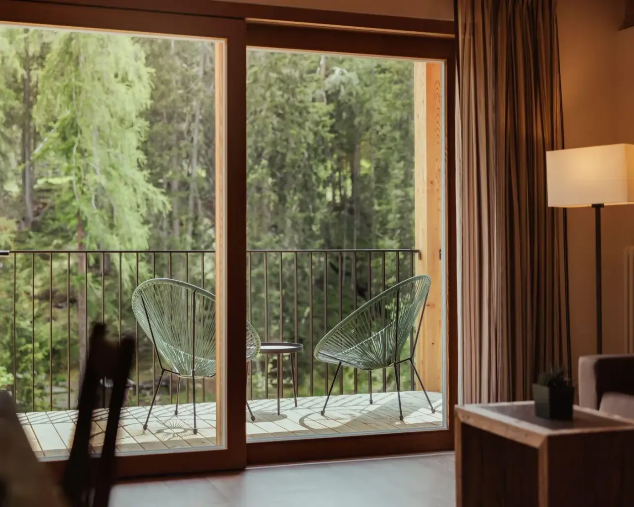 Hotel Restaurant Lëch da Sompunt in La Villa – Balkon mit Waldblick vom Hotelzimmer | Wellnesshotel Dolomiten