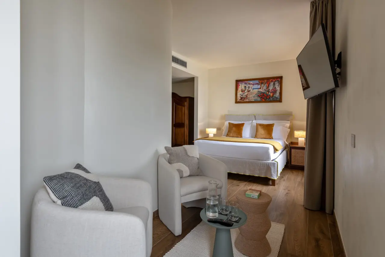 Poggio Paradiso Resort & Spa in Torrita di Siena – Geräumiges Zimmer mit bequemen Sesseln und Bett | Wellnesshotel Toskana