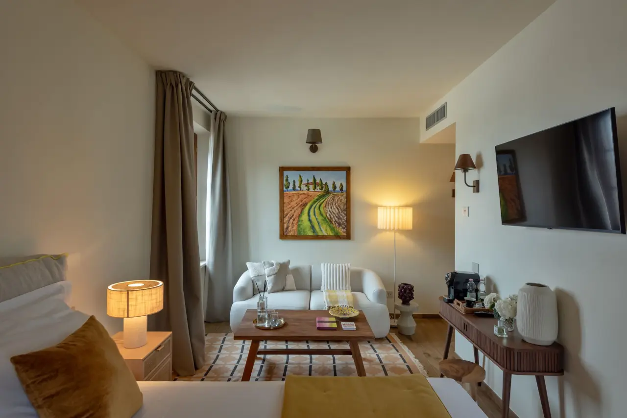 Poggio Paradiso Resort & Spa in Torrita di Siena – Helles Zimmer mit Sofa und modernem Interieur | Wellnesshotel Toskana