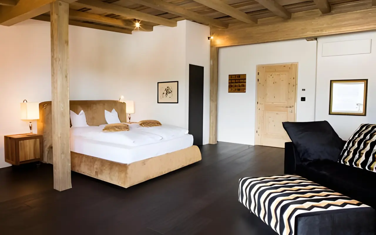 Romantik Hotel Turm in Kastelruth – Komfortables Doppelzimmer mit Holzbalken und modernem Design | Wellnesshotel Südtirol