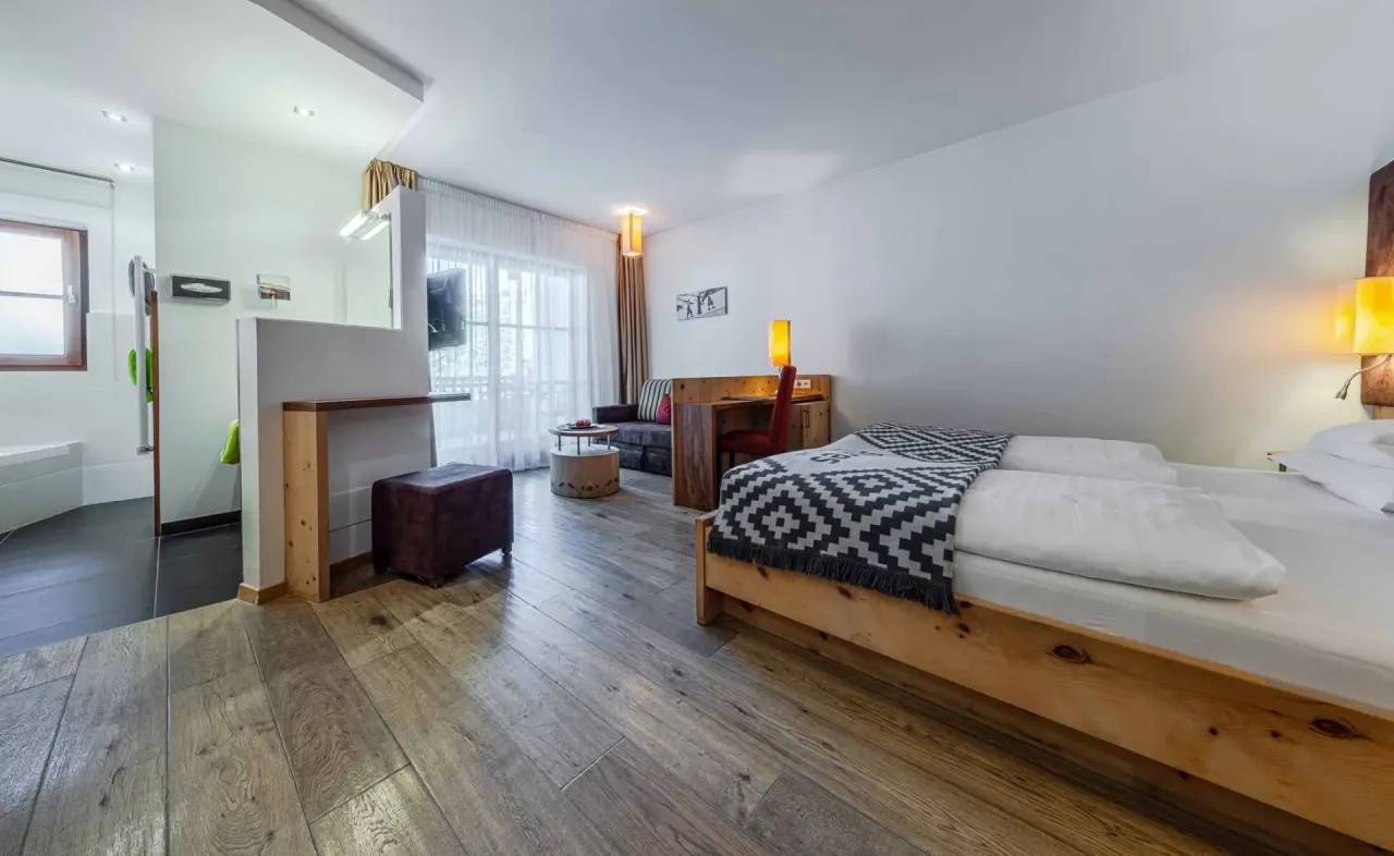 Hotel Stoeres in La Villa – Geräumiges Hotelzimmer mit Wohnbereich und Bad | Wellnesshotel Dolomiten