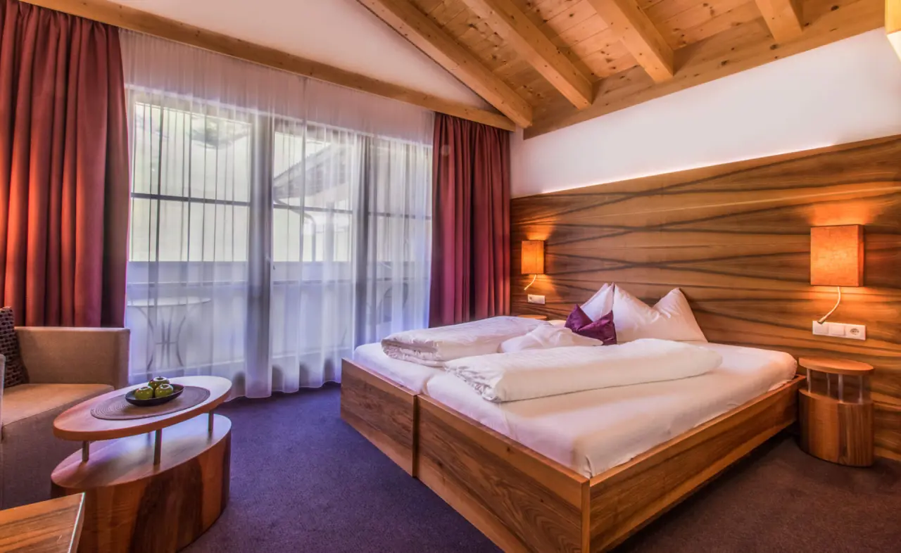 Hotel Stoeres in La Villa – Komfortables Doppelzimmer mit Holzwänden und Balkon | Wellnesshotel Dolomiten