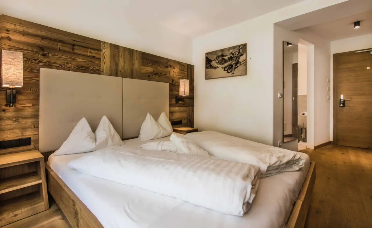 Hotel Stoeres in La Villa – Helles Doppelzimmer mit Holzakzenten und bequemen Betten | Wellnesshotel Dolomiten