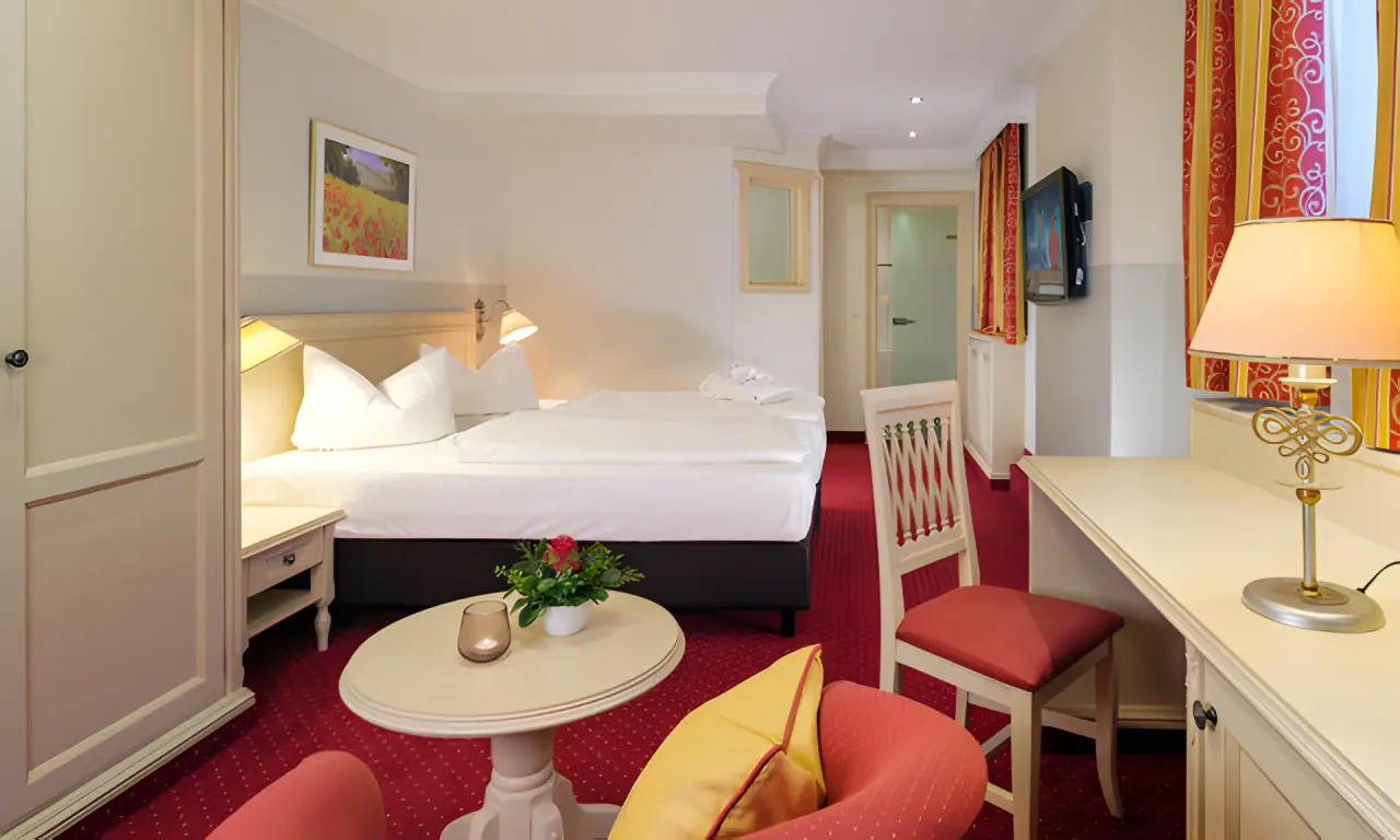 Posthotel Donaustauf in Donaustauf – Klassisches Doppelzimmer mit rotem Teppich | Wellnesshotel Bayern