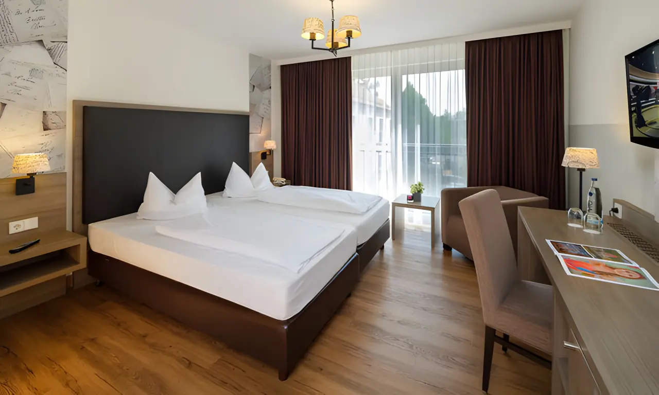 Posthotel Donaustauf in Donaustauf – Modernes Doppelzimmer mit Holzboden und Balkon | Wellnesshotel Bayern