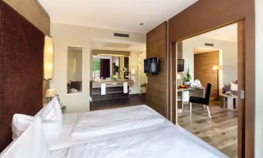 Posthotel Donaustauf in Donaustauf – Luxuriöse Suite mit Schlafbereich, offenem Bad und Wohnzimmer | Wellnesshotel Bayern