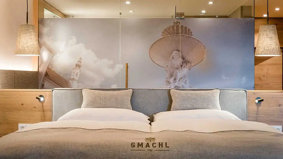 Hotel Gmachl in Salzburg – Bett mit Hotel-Logo auf der Decke | Wellnesshotel Salzburger Land