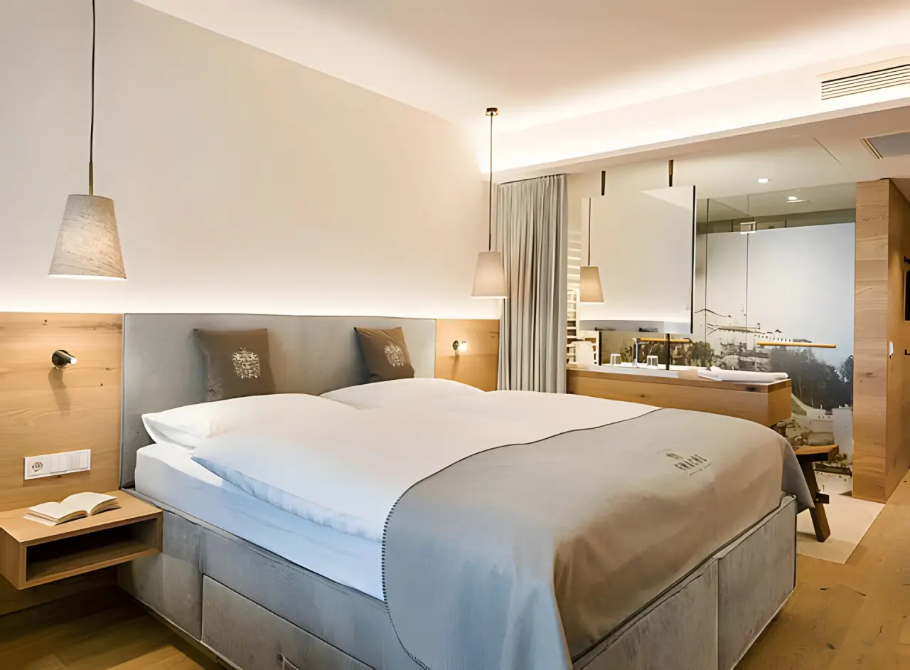 Hotel Gmachl in Salzburg – Modernes Doppelzimmer mit integriertem Bad | Wellnesshotel Salzburger Land