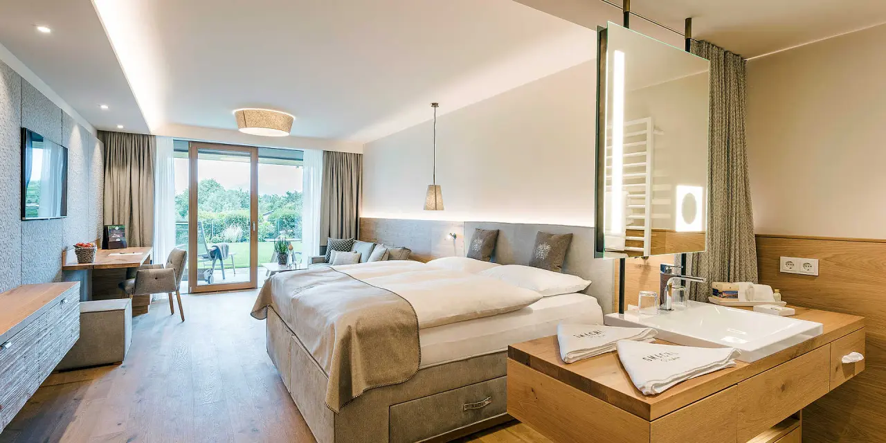 Hotel Gmachl in Salzburg – Helles Doppelzimmer mit Balkon und Badbereich | Wellnesshotel Salzburger Land