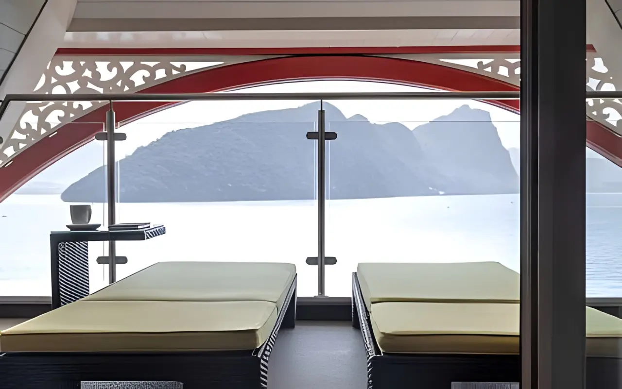 Hotel Vitznauerhof in Vitznau – Balkon mit Liegen und Seeblick auf den Vierwaldstättersee | Wellnesshotel Vierwaldstättersee