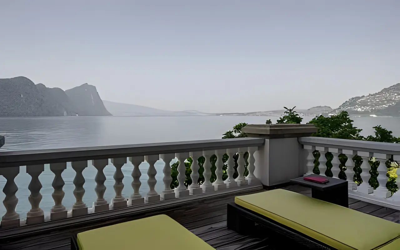 Hotel Vitznauerhof in Vitznau – Terrasse mit Liegen und Panoramablick über den See | Wellnesshotel Vierwaldstättersee