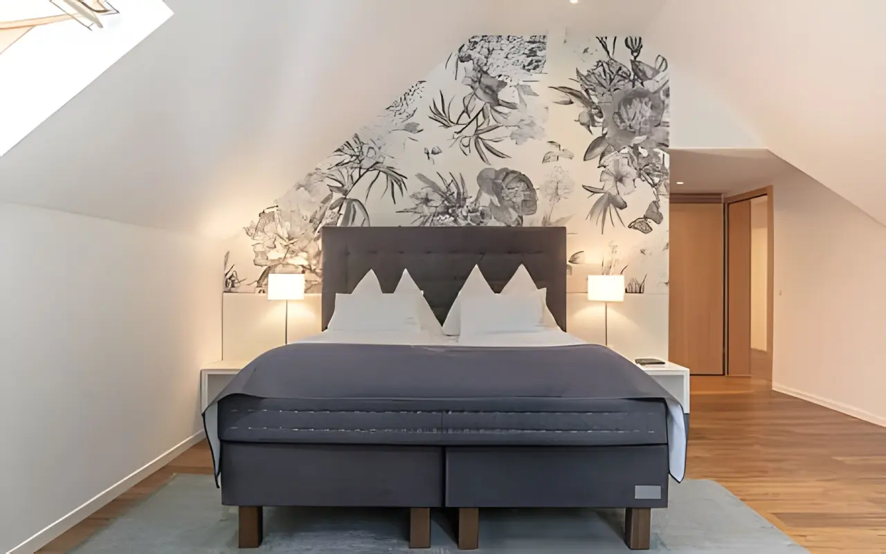 Hotel Vitznauerhof in Vitznau – Komfortables Doppelzimmer mit floraler Tapete | Wellnesshotel Vierwaldstättersee