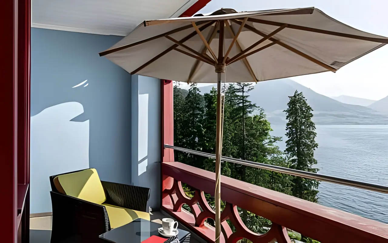 Hotel Vitznauerhof in Vitznau – Balkon mit Sitzgelegenheit und Blick auf den See | Wellnesshotel Vierwaldstättersee