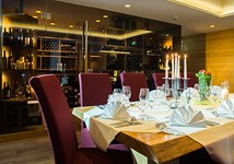 Almhotel Hochhäderich in Riefensberg – Elegantes Restaurant mit festlich gedecktem Tisch | Wellnesshotel Allgäu