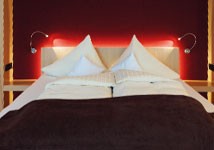 Almhotel Hochhäderich in Riefensberg – Komfortables Doppelbett mit indirekter Beleuchtung | Wellnesshotel Allgäu