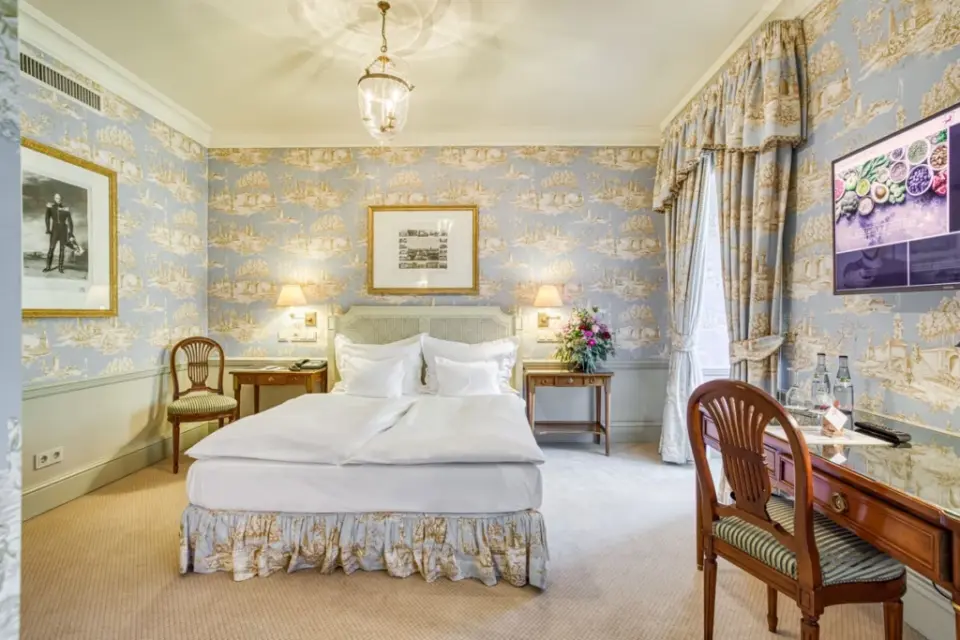 Wald & Schlosshotel Friedrichsruhe in Zweiflingen – Elegantes Doppelzimmer mit klassischem Dekor | Wellnesshotel Hohenlohe