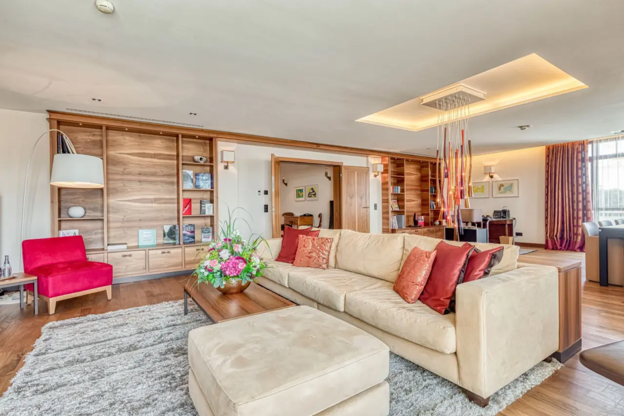 Wald & Schlosshotel Friedrichsruhe in Zweiflingen – Geräumiger Wohnbereich einer Suite mit Sofa und Bücherregal | Wellnesshotel Hohenlohe